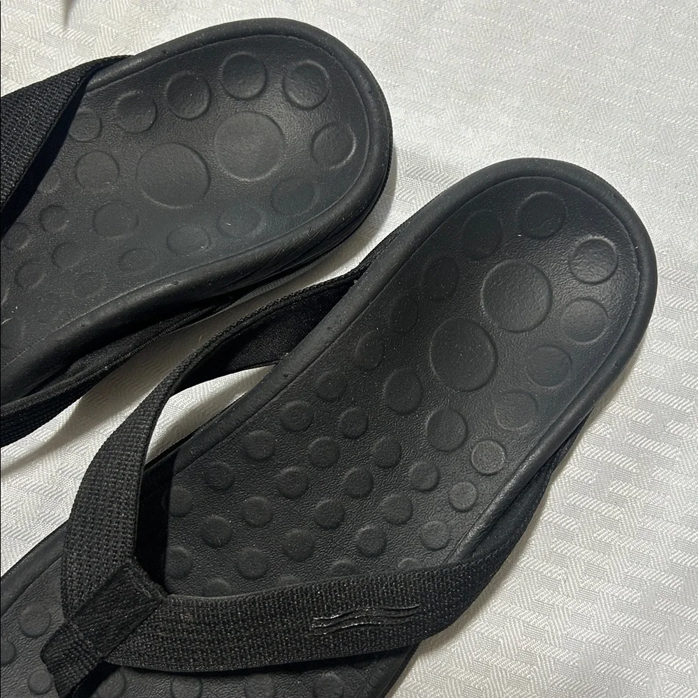 Vionic Wave 44 Black Flip-Flops 7 / 8 - Picture 6 of 15